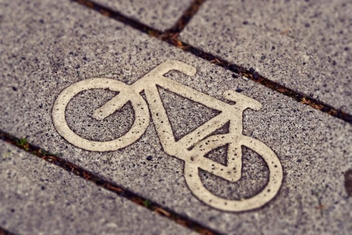 bicycle path 3444914 1280