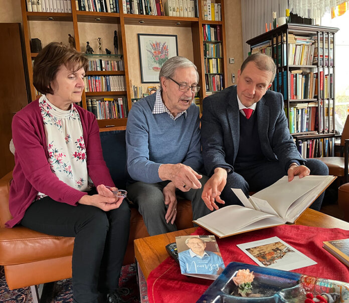BU: Alfons Wirtz (Bildmitte) erzählte beim Besuch von Ortsvorsteherin Lydia Schaar und Oberbürgermeister Dr. Ulli Meyer über sein bewegtes Leben. Foto: Martina Panzer