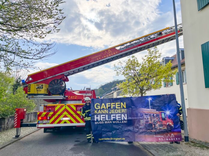 Auf der Alten Schmelz rettete die Feuerwehr mit der Drehleiter eine Person nach einem medizinischen Notfall Foto: A. Weber