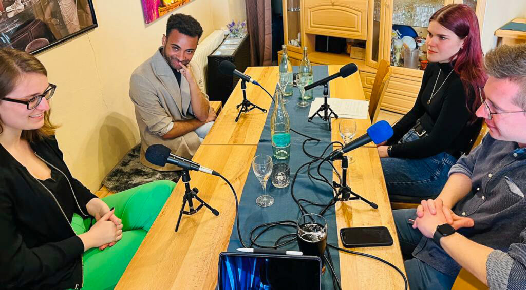 saarnews podcast Gäste im Bistro Rot-Weiß: v.l.n.r.: Verena Blacha, Steven Commey-Bortsie, Annalena Meszkatis, Jonas Reiter