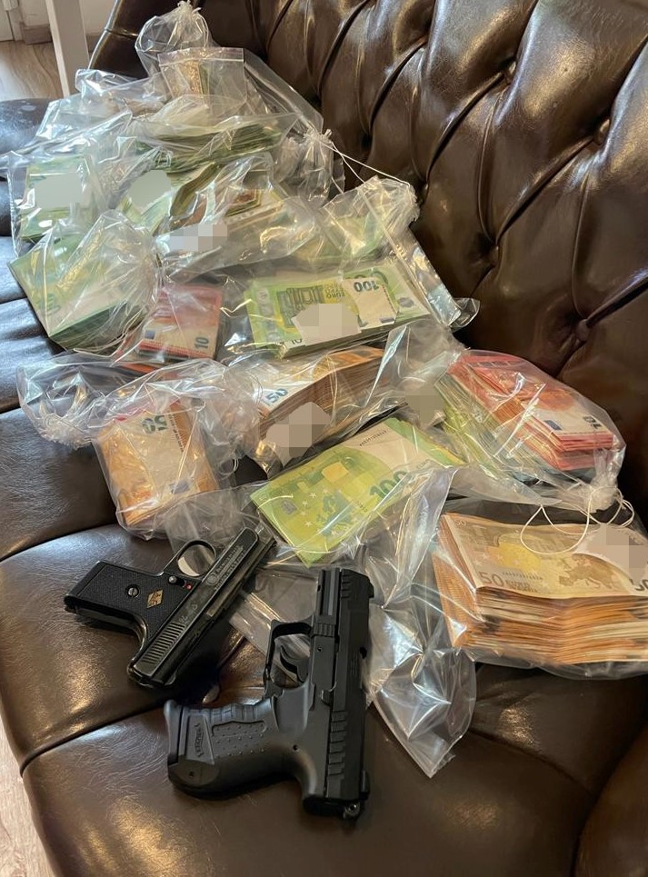Bargeld Waffen1