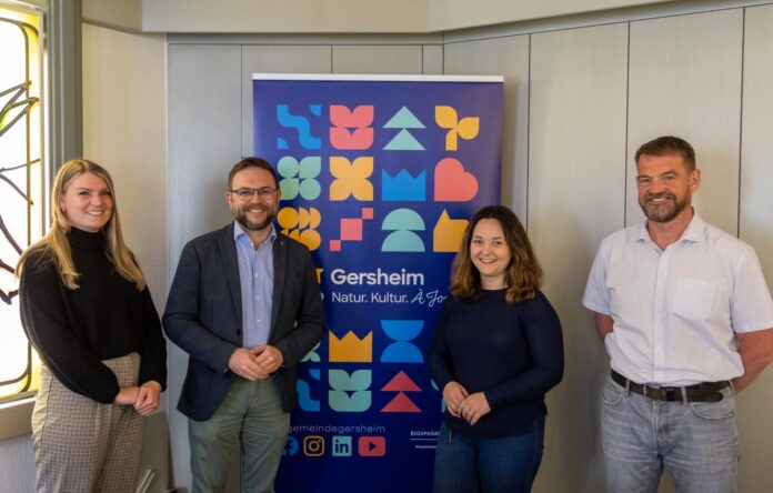 Lisa Kipp (Jugendrotkreuz, Vorstand Landesjugendring), Michael Clivot (Bürgermeister Gersheim), Fabienne Wolfanger (Vorsitzende Landesjugendring) und Holger Frenzel (Leiter Abteilung III, Jugend). Foto: Max Karbach