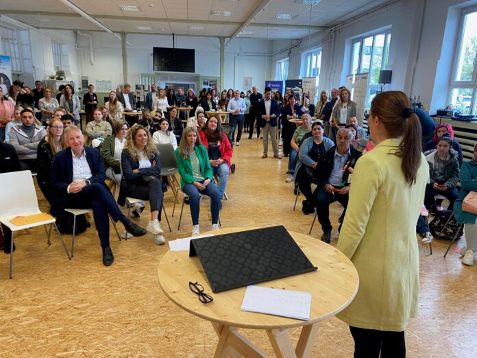 Praktikerinnen stellten sich und ihre Tätigkeit vor, in Talkrunden ging es um Chancen im Handwerk und den 