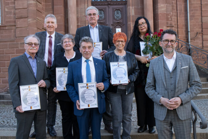 (v.l.n.r.): Der Geehrte Hans Dietmar Bonner, Landrat Patrik Lauer, die Geehrten Doris Ingrid Kiefer, Bernd Schweitzer, Wolfgang Schmitt, Charlotte Lay und Anna Schmidt und Innenminister Reinhold Jost. Foto: ©Landkreis Saarlouis - Yannick Hoen