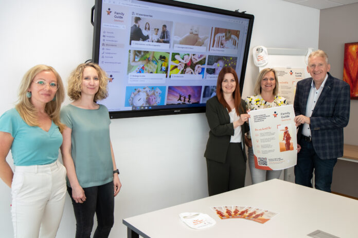Stolz auf das Gemeinschaftsprojekt „Family Guide“. Von links nach rechts: Janina Balge-Fettes, Meike Mittermüller, Sandra Klein (Dezernentin für Senioren, Jugend und Soziales), Helena Klein (Sachgebietsleitung Jugendhilfeplanung und Fachcontrolling) und Landrat Patrik Lauer. Foto: Landkreis Saarlouis/Ulrike Paulmann.