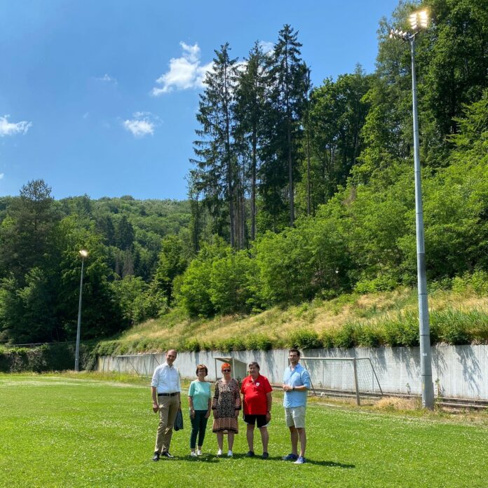 Neue Flutlichtanlage am Sportplatz Oberwürzbach G. Far agone