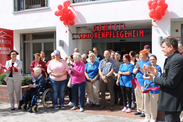 Die ersten beiden Bewohnerinnen werden im neu eröffneten Domicil Seniorenpflegemeims in Saarbrücken begrüßt. jpg