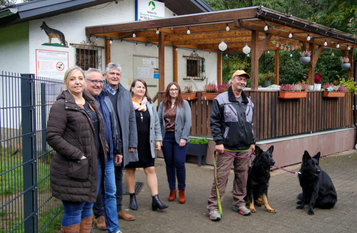 v.l.n.r.: Jennifer Philipp (Presse- und Zuchtwartin SV Quierschied), Dirk Daniel (1. Vorsitzender SV Quierschied),Lutz Maurer (Quierschieder Bürgermeister), Mirka Preiser (Leiterin Ordnungsamt Quierschied), Alesja Hirsch (Leiterin Ordnungsamt Sulzbach), Alexander Schneider (2. Vorsitzender SV Quierschied).