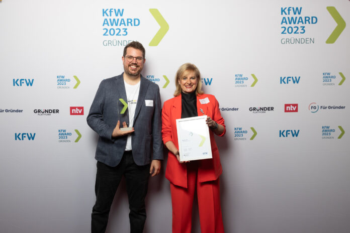 Andreas Maurer und Annerose Kiesel von der Firma KeepLocal GmbH, Landessieger Saarland des KfW Award Gründen 2023. Aufgenommen bei der Preisverleihung in Berlin am 19.10.2023. Foto: Jonas Wresch / KfW