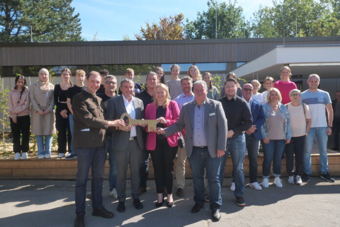 Von der Schulgemeinschaft und Gästen umrahmt bei der symbolsichne Schlüsselübergabe (vorne v. l.) Oberbürgermeister Prof. Ulli Meyer, Landrat Dr. Theophil Gallo, Bildungsministerin Christine Streichert-Clivot und Schulleiter Erik Brill sowie (2. Reihe v. l.) Markus Schmitt und Frederic Lafontaine. FOTO: SANDRA BRETTAR