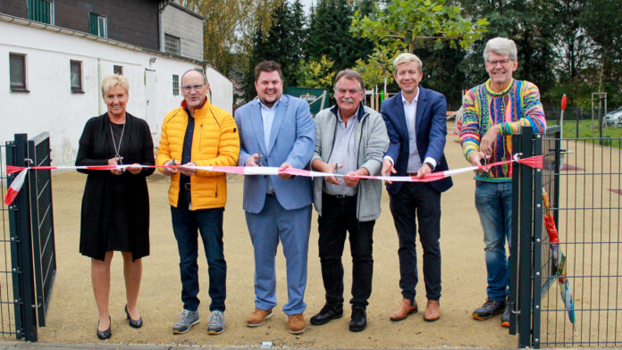 v.l.n.r.: Christina Baltes (MdL), Markus Fuchs (Bürgermeister Schiffweiler), Mathias Mauermann (Ortsvorsteher Heiligenwald), Horst Krummenauer (Mitglied Gemeinderat), Staatssekretär Sebastian Thul und Dr. Gerhard Aatz (Vorsitzender TV Heiligenwald) bei der Eröffnung des Mehrgenerationen-Fitnessparks in Schiffweiler-Heiligenwald, Foto: MUKMAV/David Cuervo Müller