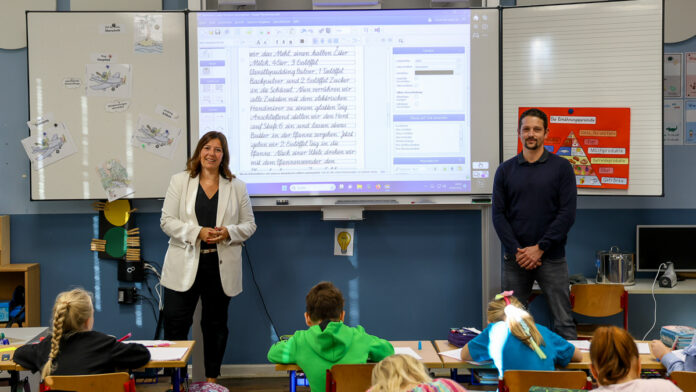 Nadine Backes (li.) und Andreas Güngerich, Abteilungsleiter Schulen und Kitas, freuen sich über die umfangreiche digitale Ausstattung der St. Ingberter Grundschulen. Foto: Giusi Faragone