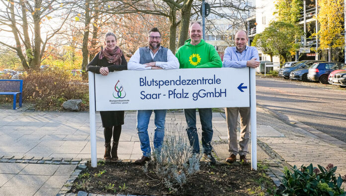 v.l.n.r.: Dominique Pegoraro (stlv. OV-Vorsitzende und Stadträtin), Sven Schäfer (Geschäftsführer Drogenhilfezentrum SB), Patrick Hahl (Ortsverbandsvorsitzender Grüne SB-Mitte), Matthias Mudra (Verwaltungsdirektor und Prokurist Blutspendezentrale Klinikum SB) Foto von Klinikum Saarbrücken / Jürgen Mißbach.