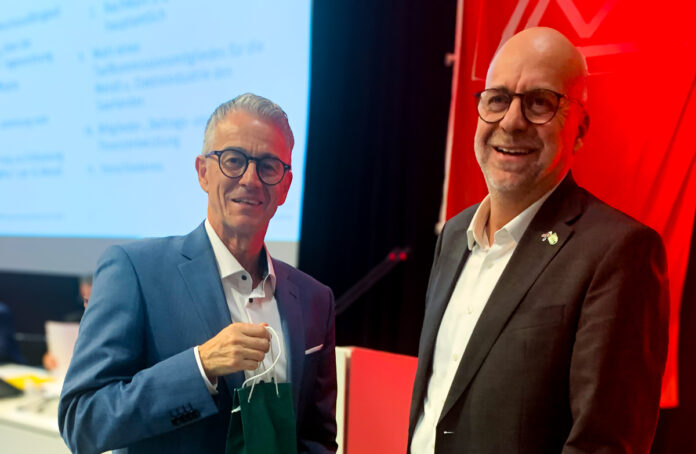 Der Homburger Bürgermeister Michael Forster bedankte sich bei Ralf Reinstädtler für dessen Arbeit im Bezirk Saarpfalz der IG Metall. Foto: Michael Klein/Stadtverwaltung Homburg.