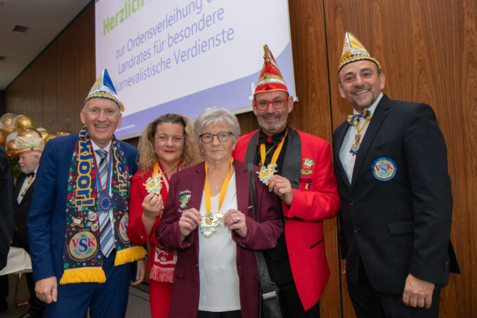 Landrat Patrik Lauer (links) und VSK-Regionalvertreter und Laudator Michael Schleich (rechts) mit den drei glücklichen ersten Ordensträgern, Sandra Theobald (Rot Weisse Funken Saarwellingen, Zweite von links), Irma Schnur (Aschbacher Narrekäpp, Dritte von links) und Dominik Trenz (Hansenberger Erdbeernarren, Zweiter von rechts). Landrat Patrik Lauer und Michael Schleich gehörten auch zur insgesamt fünfköpfigen Ehrenorden-Jury. Foto: Landkreis Saarlouis/Yannick Hoen