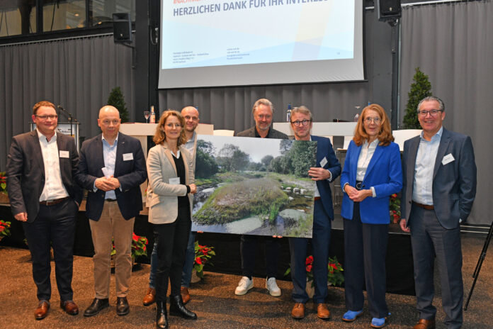 (v.l.n.r.) Pascal Mang (Vorstandsmitglied der VVB), Rudolf Krumm (LA Plus GmbH, Kundenbetreuung), Nicole Büsing (Geschäftsführerin der LA Plus GmbH), Michael Boes (Standortleiter Büro Saar der LA Plus GmbH), Jens Remlinger (Sparverein Saarland e.V.), Markus Kissenbeck (Geschäftsführer LA Plus GmbH), Petra Berg (Ministerin für Umwelt, Klima, Mobilität, Agrar und Verbraucherschutz des Saarlandes) und Edgar Soester (Vorstandsvorsitzender der VVB). Foto: LA Plus (BeckerBredel)