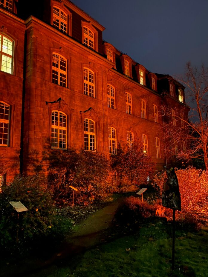 Mit dem Anstrahlen zweier Gebäude will auch der Landkreis Saarlouis ein deutlich sichtbares Zeichen gegen Gewalt an Frauen setzen. Foto: Landkreis Saarlouis/Ulrike Paulmann