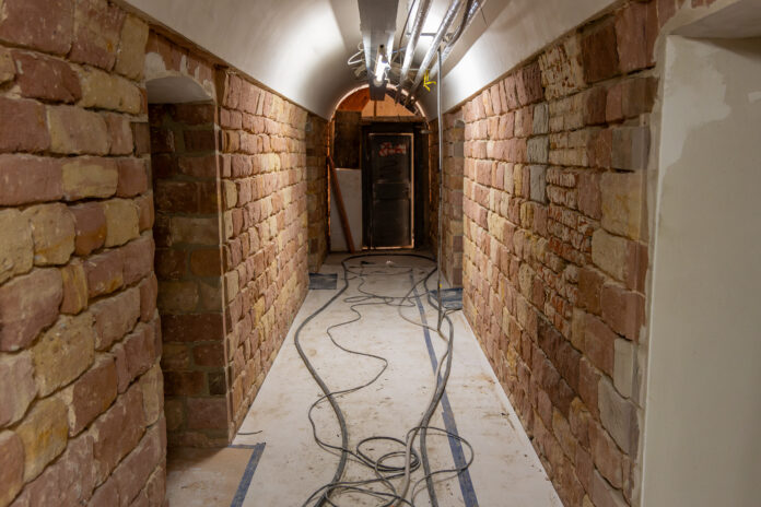 Im Keller der ehemaligen JVA wurden die Sandsteinmauern freigelegt, gesäubert und neu verfugt. Foto: Thomas Bastuck