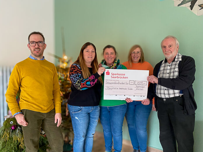 Foto: Arbeitskreis Hühnerfelder Kinder (von links nach rechts: Olaf Bramer, Michaela Petri, Andrea Kallenbrunnen, Stephanie Kallenbrunnen, Gustav Barthel)