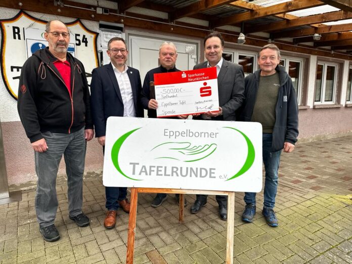 Bürgermeister Dr. Andreas Feld überreicht dem 1. Vorsitzenden der Eppelborner Tafelrunde, Karl-Heinz Rau, eine Spende in Höhe von 500€. Auch Landrat Sören Meng hatte ein Kuvert dabei. Foto (Gemeinde/ Selina Erberich)