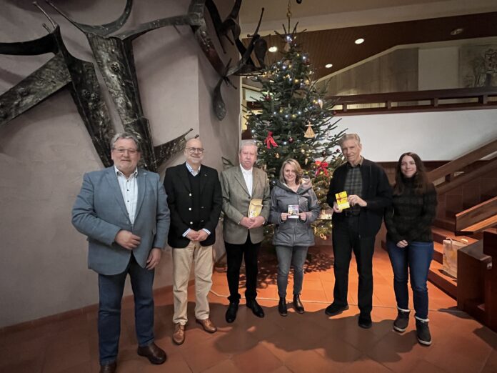 Bürgermeister Michael Forster, Beigeordneter Manfred Rippel (2. und 1. v. l.) mit Vertretern des Vereins „Homburger wollen helfen“, Georg Weisweiler, Dagmar Sauer und Prof. Heinrich Zankl sowie Tanja Trenkler (r.) vom Kinder- und Jugendbüro der Stadt, die gemeinsam mit ihrer Kollegin Sandra Schatzmann die Organisation der Aktion übernommen hatte. Foto: Linda Barth