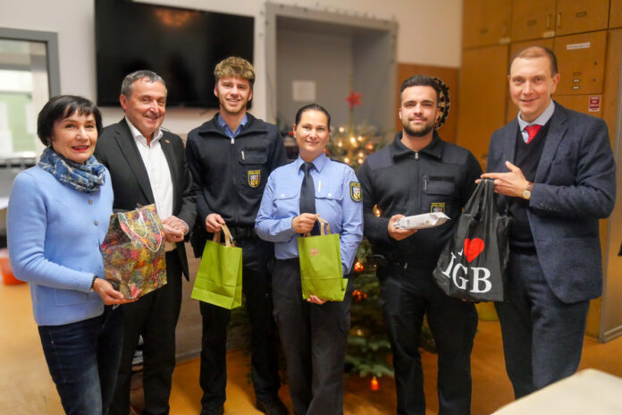 Beim Weihnachtsbesuch in der Dienststelle der Polizei St. Ingbert (v. l.): Irene Kaiser, Ortsvorsteherin von St. Ingbert-Mitte, Landrat Dr. Theophil Gallo, Kommissaranwärter Niklas Schmidt, Polizeihauptkommissarin Sabrina Nesseler, Polizeikommissar Dennis Wagner und Oberbürgermeister Prof. Ulli Meyer. Foto: Sandra Brettar