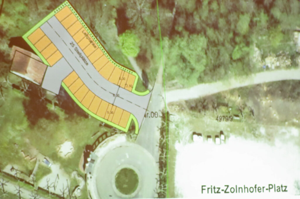 Der Vorschlag der Verwaltung sieht 25 Parkplätze hinter dem bestehenden Spielplatz vor. Kostenpunkt: 150.000 Euro.
