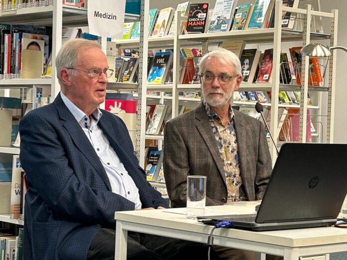 Jürgen Bost (re.) durfte im Lesungsjahr 2023 auch Prof. Peter Moll in der Stadtbücherei begrüßen. Foto: Sonja Colling-Bost