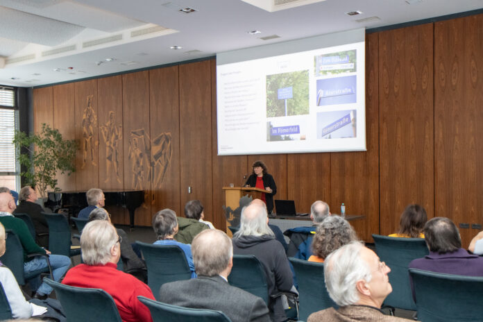 Dr. Gabriele Körlin ging in ihrem Vortrag unter anderem auch auf den Zusammenhang zwischen dem römischen Bergbau und heutigen Straßennamen im Wallerfanger Ortsteil St. Barbara ein. Foto: Landkreis Saarlouis – Yannick Hoen.