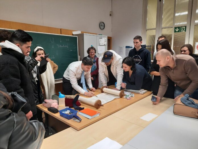 Benjamin Chait (Mitte), Kantor der Synagogengemeinde Saarbrücken, zu Gast im Integrationskurs der Diakonie Saar: Lebhaft erklärte er das Judentum und diskutierte mit den Kursteilnehmenden. Fotohinweis: Diakonie Saar / Stein