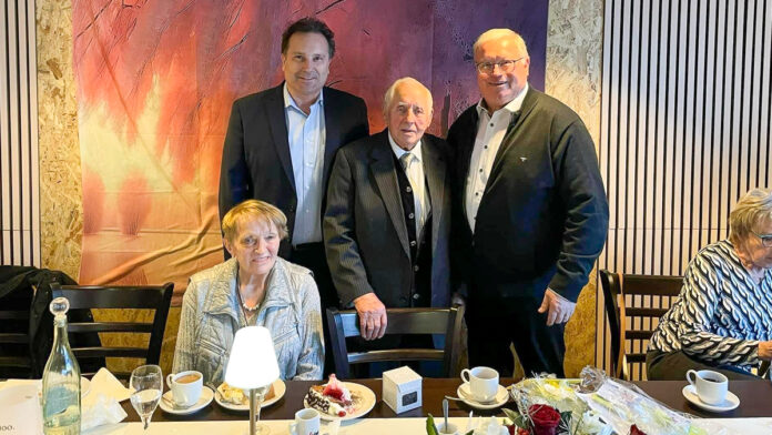 Bürgermeister Andreas Feld (links) und Ortsvorsteher Stefan Löw (rechts) gratulieren Rudolf Kreutzer zum 100. Geburtstag. Foto Gemeinde Eppelborn