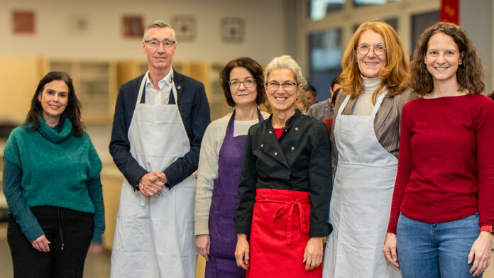 Natalie Sadik (Schulentwicklungsplanerin LK SLS), Bernd Valentin (1. Beigeordneter LK SLS), die Ernährungsberaterinnen Anja Erhart und Hanne Weise, Umweltministerin Petra Berg sowie Vera Licher (Vernetzungsstelle Kita- und Schulverpflegung). Foto: Landkreis Saarlouis/David Nicola Schmitt