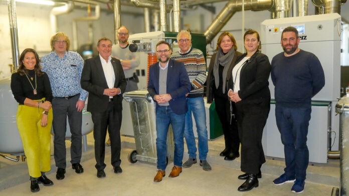 Bei der Präsentation der Pellet-Heizungsanlage im Untergeschoss der Gemeinschaftsschule Gersheim (v. l.): Yvonne Brocker, Günther Clemens, Landrat Dr. Theophil Gallo, Johannes Lauenstein, Bürgermeister Michael Clivot, Jürgen Leroux, Sabine Zägel, Dr. Lesya Matiyuk und Florian Hüther. Foto: Sandra Brettar