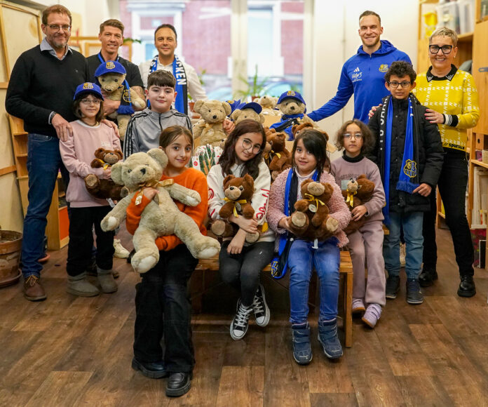 Hintere Reihe von l. n. r.: Carsten Freels, Mike Frantz, Salvo Pitino, sowie Patrick Schmidt und Marti-na Groß und einige frohe Kinder. Foto: Andreas Schlichter / Victor´s Group