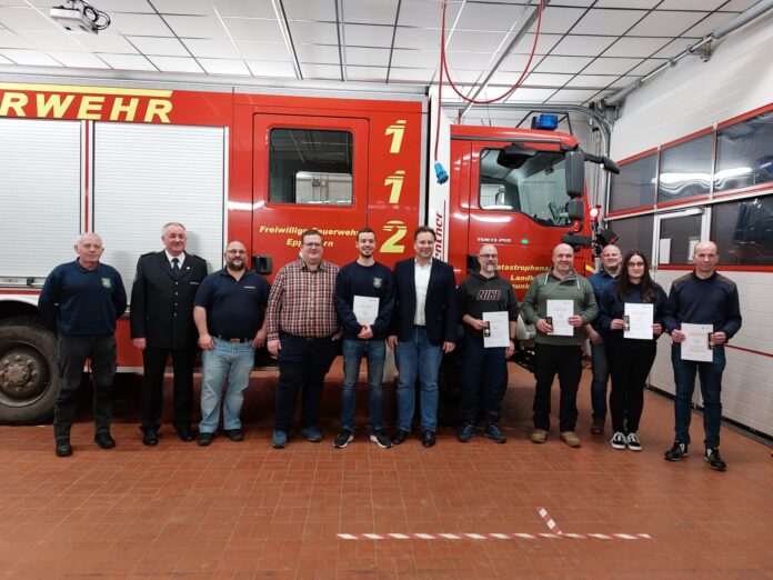 Bürgermeister Feld (Mitte) mit den freiwilligen Helfern der Feuerwehr Eppelborn, die im Ahrtal im Einsatz waren und dafür mit der Fluthelfermedaille des Landes Rheinland-Pfalz ausgezeichnet wurden. Foto: Freiwillige Feuerwehr Eppelborn / Frank Recktenwald