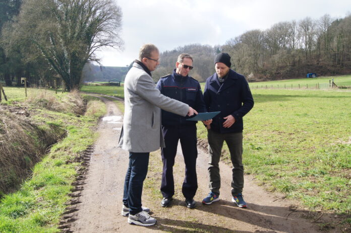 Verwaltungschef Bernd Hertzler vor Ort in Alschbach mit Wehrführer Marco Nehlig und Ulf Weisgerber vom Eigenbetrieb Abwasserwerk, der bei dem Projekt die technische Leitung innehat. (Foto: Uwe Brengel)