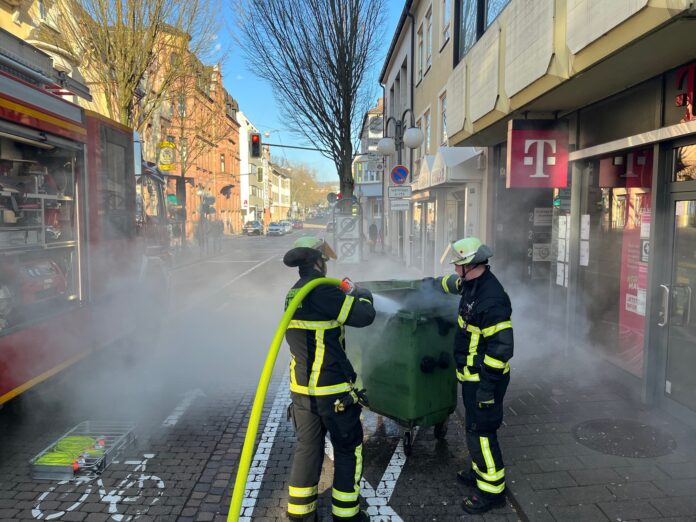 In der Rickerstraße löschte die Feuerwehr den brennenden Inhalt einer Mülltonne ab. Foto: Peter Dörr