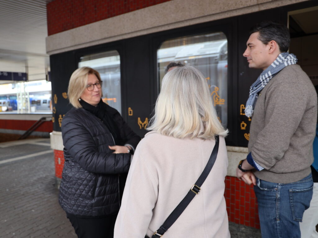 Ministerpräsidentin Anke Rehlinger im Gespräch mit Thorsten Junk, Koordinator der Bahnhofsmission. Foto: Staatskanzlei