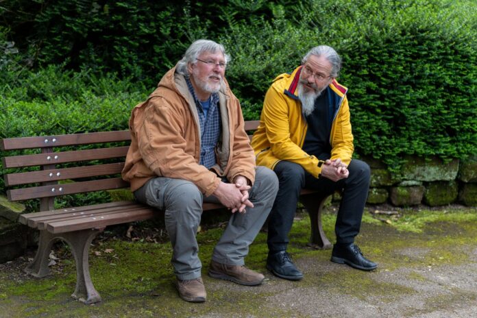 FDP- Fraktionsvorsitzender Peter Habel, rechts, im Gespräch mit dem Zoodirektor Dr. Norbert Fritsch (Bildrechte Sie&Er photgraphy)