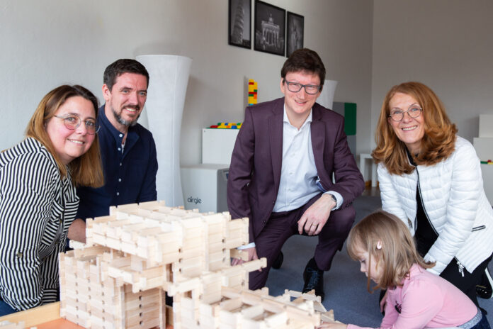 Prof. Dr. Jörg Loth (2.v.r.), der Vorstandsvorsitzende der IKK Südwest, und Ministerin Petra Berg (r.) beim Besuch der Evangelischen Kita „Dietrich-Bonhoeffer-Haus“ in Dudweiler im Rahmen der Konzeptvorstellung des Saarländischen Ernährungspreises. Zusammen mit Sandra Seiwert (l.), der Leiterin der Kita, und einem Mitarbeiter (2.v.l.) haben sie sich die Einrichtung angeschaut, Foto: MUKMAV/Kathrin Stockart