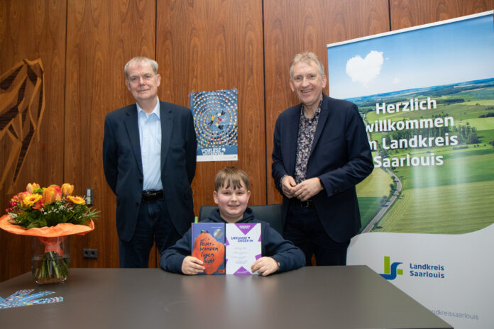 Das Gewinnerfoto von Tag eins. Von links: Juryvorsitzender Klaus Feld, Tagessieger Johannes Stoll und Landrat Patrik Lauer. Foto: Landkreis Saarlouis – Yannick Hoen.