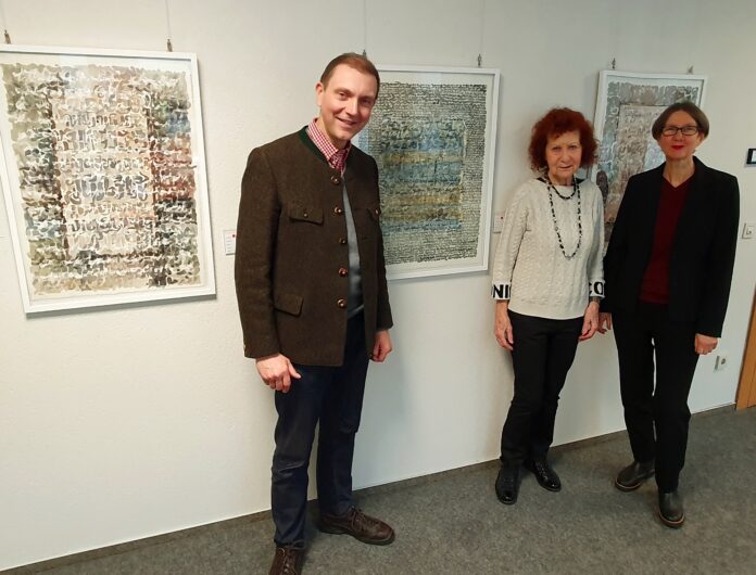 Oberbürgermeister Dr. Ulli Meyer und Andrea Fischer (li.) bedankten sich ganz herzlich bei Traudel Trost (Bildmitte) für die Überlassung der drei Kunstwerke. Fotos: Maria Müller-Lang
