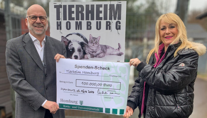 Homburgs Bürgermeister Michael Forster überreicht Carmen Horn, der Vorsitzenden des Tierheims Homburg, einen Scheck über 100.000 Euro. Das Geld soll laut Beschluss des Stadtrates Verwendung beim Bau eines neuen Hundehauses finden. Foto: Michael Klein/Stadtverwaltung Homburg