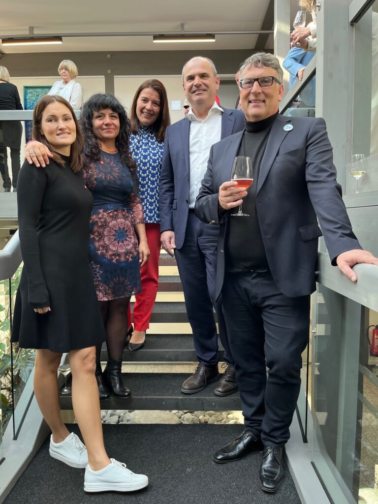 Gute Stimmung herrschte bei der Ausstellungseröffnung im Atrium von Peter Gross Bau GmbH: v.l.n.r.: Jasmin Neumann, Marketingberaterin, Ros Klär, Oberbauleiterin, Bürgermeisterin Nadine Backes, Geschäftsführer Philipp Gross und Markus Schmitt, Beigeordneter für nachhaltige Stadtentwicklung, Wirtschaft und Verkehr.