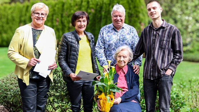 Die Jubilarin freute sich an ihrem Ehrentag über die Glückwünsche von Ulrike Mauß, Irene Kaiser, ihrem Neffen Joachim Hoffmann und dessen Sohn Tobias (stehend v.l.n.r.). Foto: Giusi Faragone