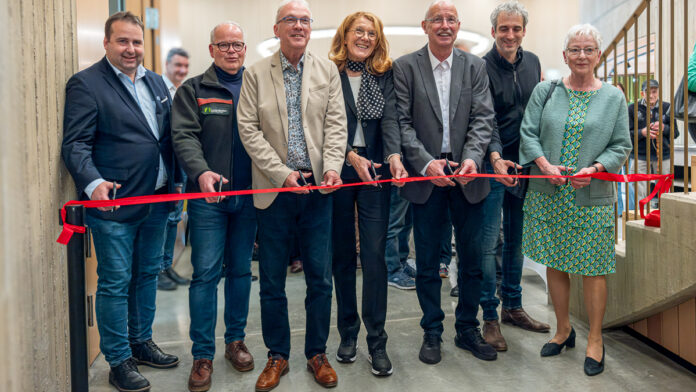 v.l.n.r.: Dr. Magnus Jung, saarländischer Gesundheitsminister, Dr. Jens Jacob, Leiter der Forstabteilung im Ministerium für Klimaschutz, Umwelt, Energie und Mobilität Rheinland-Pfalz, Udo Recktenwald, Landrat des Landkreises St. Wendel, Petra Berg, saarländische Umweltministerin, Dr. Franz Josef Barth, Bürgermeister der Nationalpark-Gemeinde Nonnweiler, Christian Koch, Geschäftsführer des Planungsbüros BOK+ Gärtner und Petra Mörsdorf, Beigeordnete des Gemeinderates Nonnweiler, bei der Eröffnung der Ausstellung „Natürlich, mit Geschichte!“ im Nationalpark-Tor Keltenpark, Foto: MUKMAV/Daniel W. Bittner