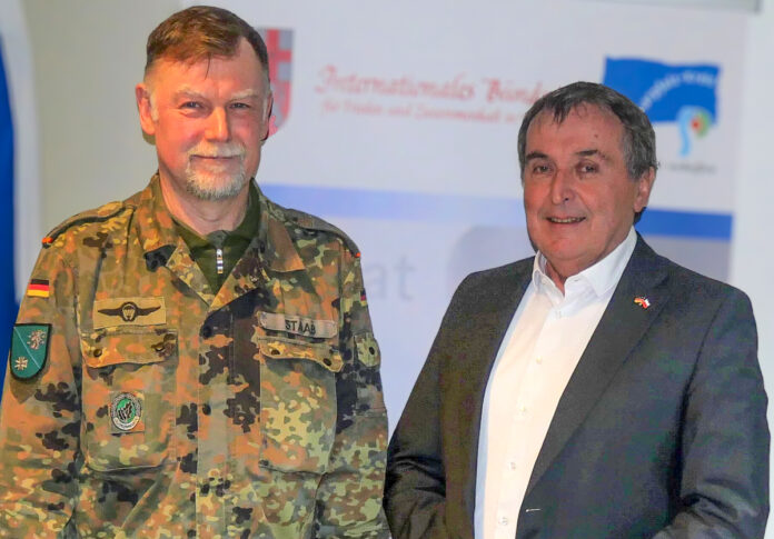 Oberst Uwe Staab (l.) mit Landrat Dr. Theophil Gallo. Foto: Sandra Brettar