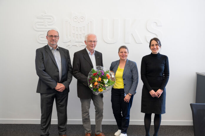 von links nach rechts: Gerald Stock, Peter Becker, Bettina Rottke und Prof. Dr. Jennifer Diedler. Die Bildmotive können Sie gerne im Rahmen Ihrer Berichterstattung nutzen. Optional mit Quellenangabe „UKS / Glücklich“.