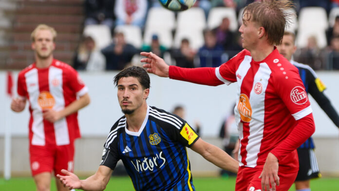 Amine Naifi und Felix Götze im Zweikampf