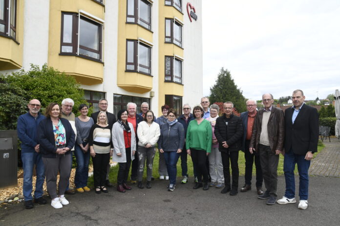 Die AWO Kreiskonferenz Neunkirchen am Sonntag (28.04.2024) in Ottweiler. Im Bild: (v.l.) Beisitzer Detlev Zägel, Carmen Krampe, AWO-Kreisvorsitzende im Landkreis St. Wendel und Mitglied im AWO-Landesvorstand, Beisitzer Armin Sontag, Beisitzerin Esther Brill, Beisitzerin Heide Stein, AWO-Landesvorsitzender Marcel Dubois, Beisitzerin Elfriede Schlick, Kreisvorsitzender vom AWO-Kreisverband Neunkirchen und Landesvorstand der AWO Robert Theobald, Beisitzer Wolfgang Veit, Beisitzerin Marion Fritz, Beisitzerin Carmen Theobald, Beisitzerin Esther Zewe, Beisitzer Uwe Schmidt, Schriftführerin Cornelia Perino, Stellvertretender Vorsitzender Knut Franzisky, Beisitzerin Martina Franzisky, Beisitzer Michael Blaumeiser, Beisitzer Michael Bindewald, Beisitzer Gerhard Naßhan und stellvertretender Vorsitzender Marko Martin. Foto: BeckerBredel